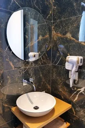 Deluxe Tek Büyük Yataklı Oda, Kısmi Deniz Manzaralı