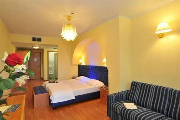 Büyük Yataklı Tek Kişilik Oda