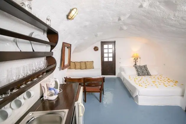 Cave Suite with Caldera View