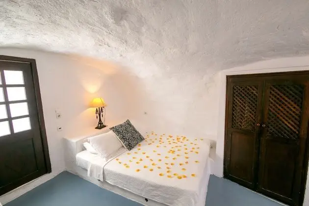Cave Suite with Caldera View