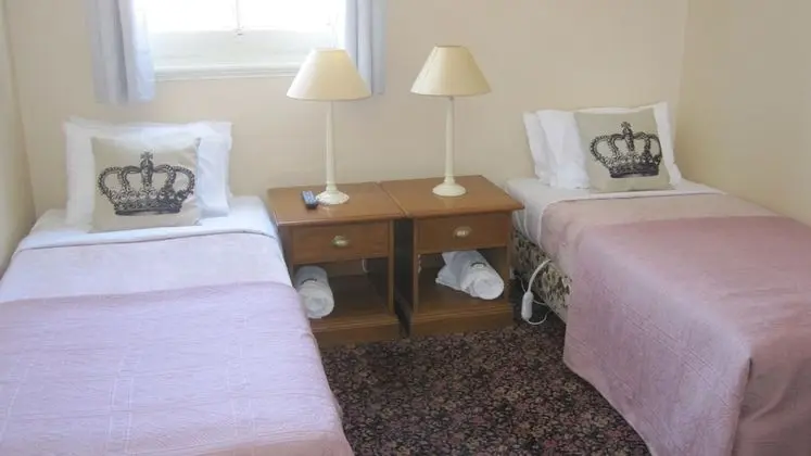 İki Ayrı Yataklı Oda, Ortak Banyo