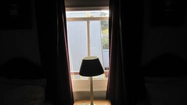 İki Ayrı Yataklı Oda, Ortak Banyo