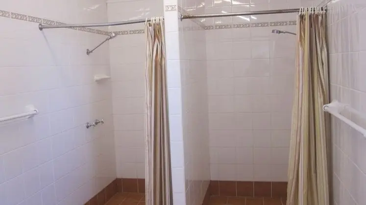 İki Ayrı Yataklı Oda, Ortak Banyo