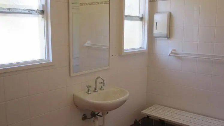 İki Ayrı Yataklı Oda, Ortak Banyo