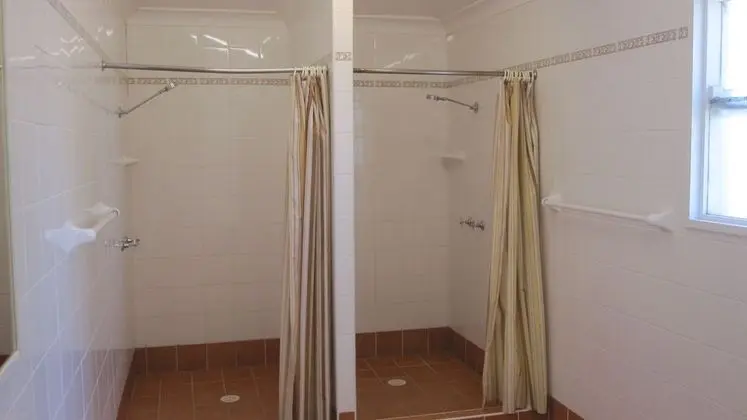 İki Ayrı Yataklı Oda, Ortak Banyo
