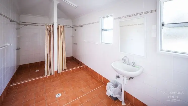 İki Ayrı Yataklı Oda, Ortak Banyo