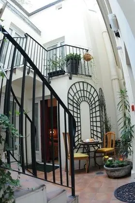 Tek Büyük veya İki Ayrı Yataklı Oda, Avlu