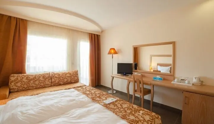 1 Çift Kişilik Veya 2 Tek Kişilik Yatak Pool View