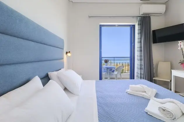 Tek Büyük veya İki Ayrı Yataklı Oda, Balkon, Kısmi Deniz Manzaralı