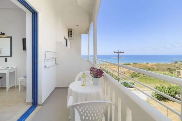 Tek Büyük veya İki Ayrı Yataklı Oda, Balkon, Kısmi Deniz Manzaralı