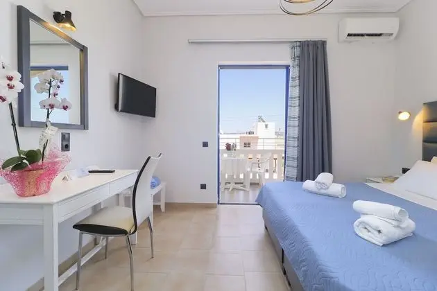 Tek Büyük veya İki Ayrı Yataklı Oda, Balkon, Kısmi Deniz Manzaralı