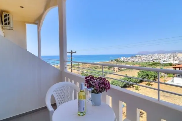 Tek Büyük veya İki Ayrı Yataklı Oda, Balkon, Kısmi Deniz Manzaralı