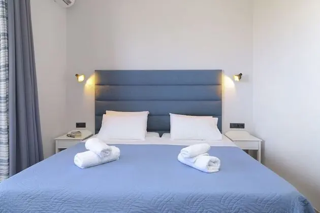 Tek Büyük veya İki Ayrı Yataklı Oda, Balkon, Kısmi Deniz Manzaralı