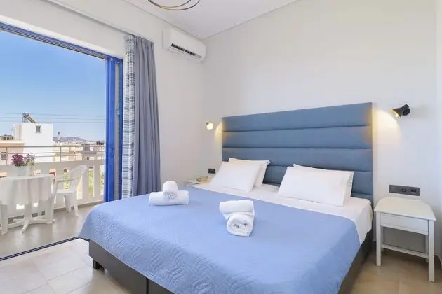 Tek Büyük veya İki Ayrı Yataklı Oda, Balkon, Kısmi Deniz Manzaralı