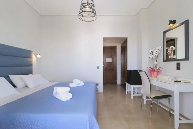 Tek Büyük veya İki Ayrı Yataklı Oda, Balkon, Kısmi Deniz Manzaralı