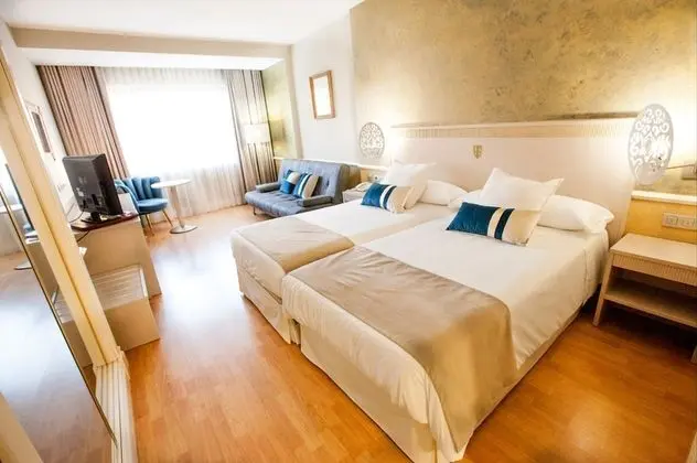 Üç Kişilik Oda (Twin + Sofa Bed)