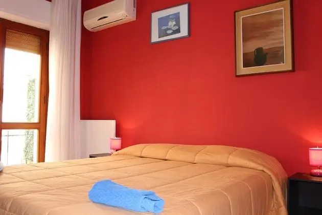 Tek Büyük veya İki Ayrı Yataklı Oda, Ortak Banyo, Ek Bina