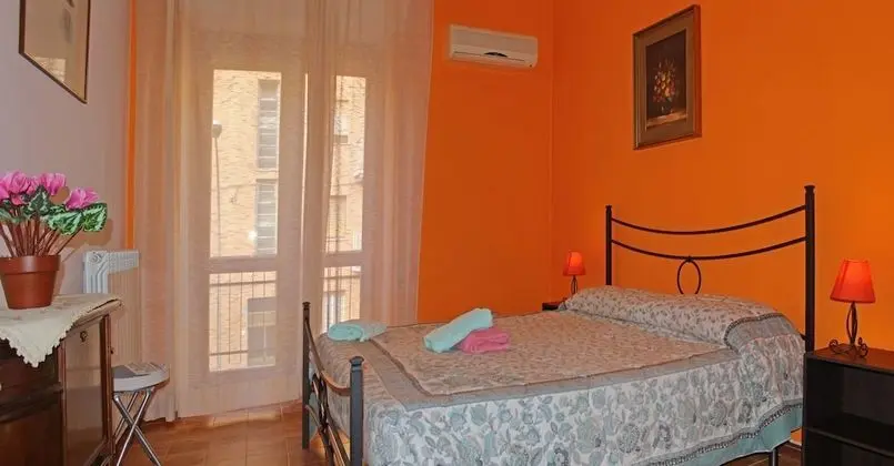 Tek Büyük veya İki Ayrı Yataklı Oda, Ortak Banyo, Ek Bina