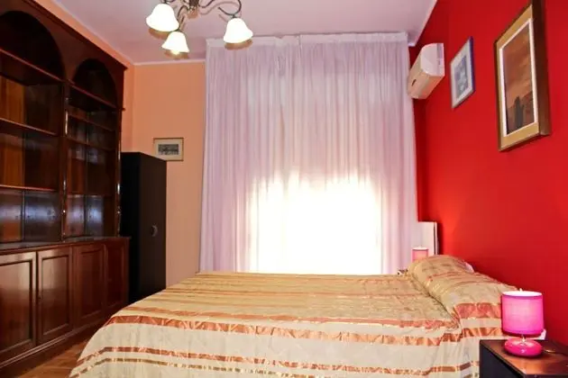 Tek Büyük veya İki Ayrı Yataklı Oda, Ortak Banyo, Ek Bina
