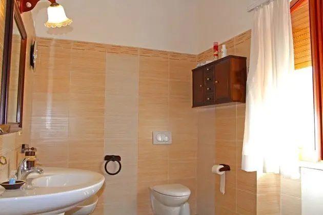 Tek Büyük veya İki Ayrı Yataklı Oda, Ortak Banyo, Ek Bina