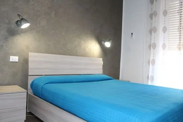 Tek Büyük veya İki Ayrı Yataklı Oda, Ortak Banyo, Ek Bina