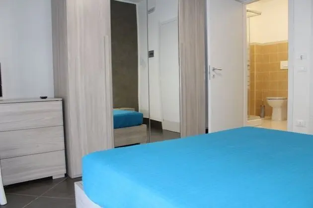 Tek Büyük veya İki Ayrı Yataklı Oda, Ortak Banyo, Ek Bina