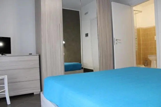 Tek Büyük veya İki Ayrı Yataklı Oda, Ortak Banyo, Ek Bina