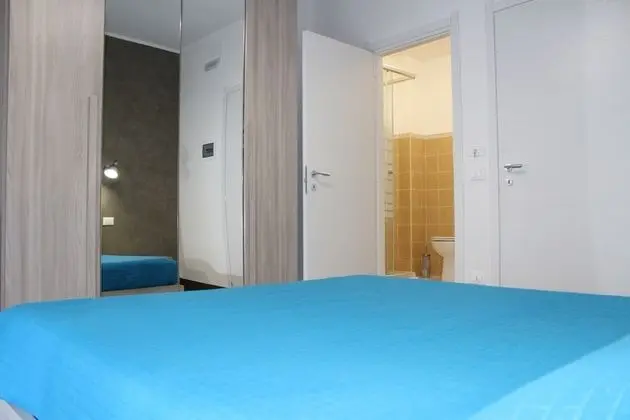 Tek Büyük veya İki Ayrı Yataklı Oda, Ortak Banyo, Ek Bina