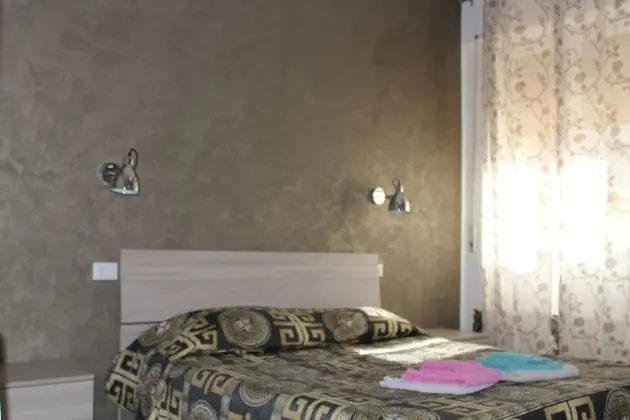 Üç Kişilik Oda, Ortak Banyo, Ek Bina