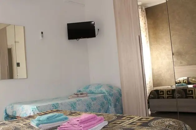 Üç Kişilik Oda, Ortak Banyo, Ek Bina