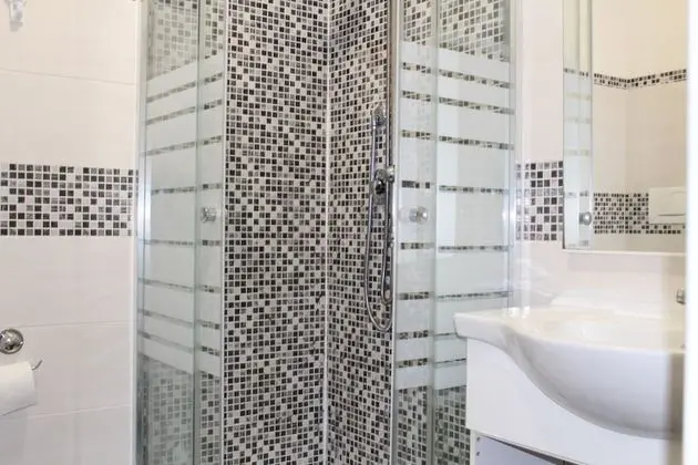 Üç Kişilik Oda, Ortak Banyo, Ek Bina