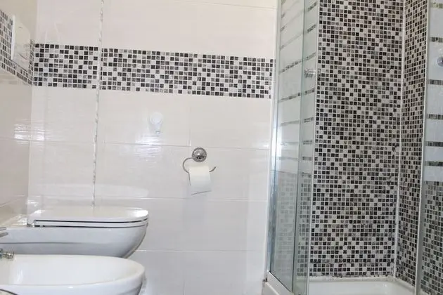 Üç Kişilik Oda, Ortak Banyo, Ek Bina