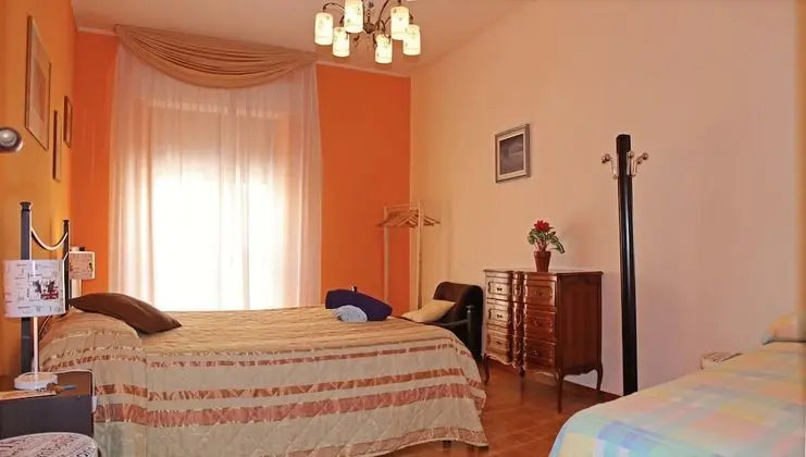 Üç Kişilik Oda, Ortak Banyo, Ek Bina