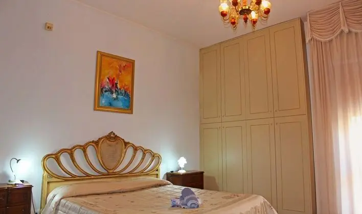 Üç Kişilik Oda, Ortak Banyo, Ek Bina