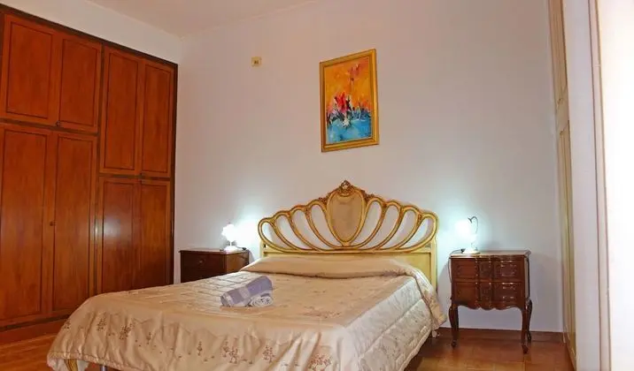 Üç Kişilik Oda, Ortak Banyo, Ek Bina