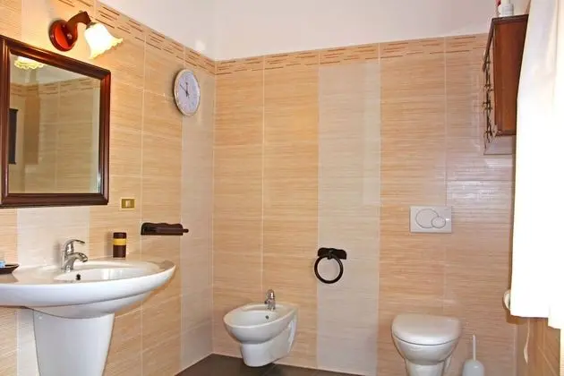 Üç Kişilik Oda, Ortak Banyo, Ek Bina