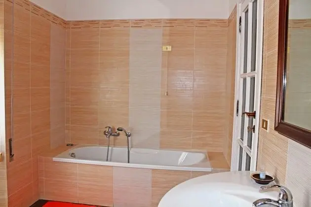 Üç Kişilik Oda, Ortak Banyo, Ek Bina