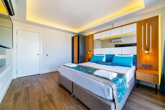 Aile Odası, Kara veya Havuz Manzaralı, Balkonlu