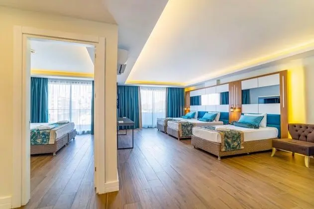 Aile Odası, Kara veya Havuz Manzaralı, Balkonlu