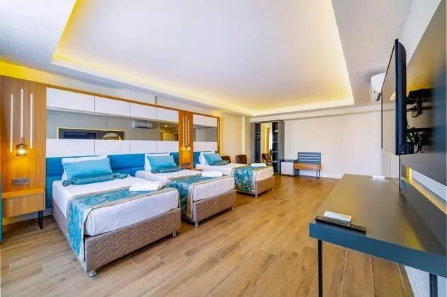 Aile Odası, Kara veya Havuz Manzaralı, Balkonlu