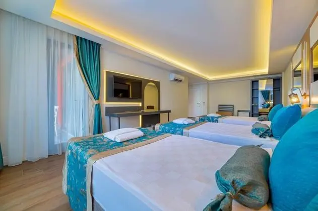 Aile Odası, Kara veya Havuz Manzaralı, Balkonlu