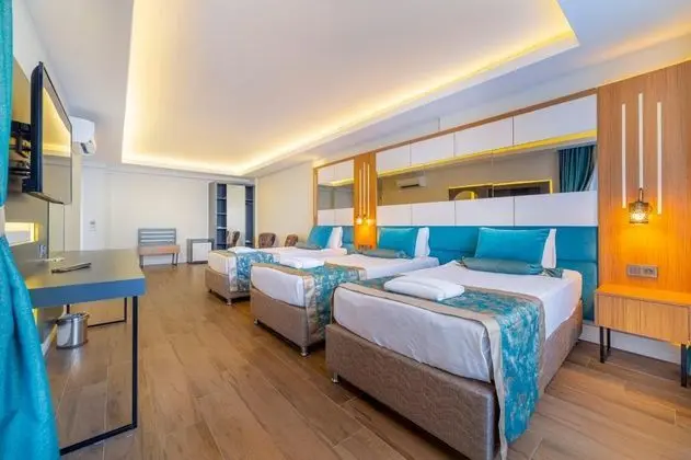 Aile Odası, Kara veya Havuz Manzaralı, Balkonlu