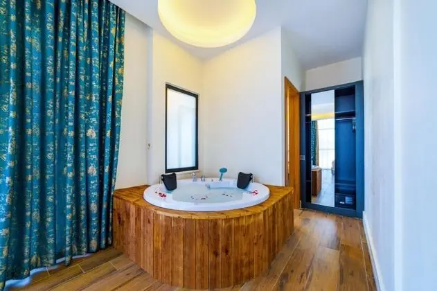 Junior Suite, Kara veya Havuz Manzaralı, Jakuzili