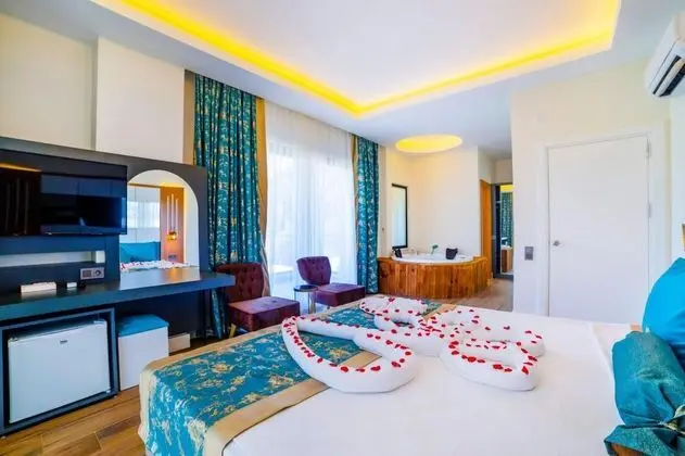 Junior Suite, Kara veya Havuz Manzaralı, Jakuzili