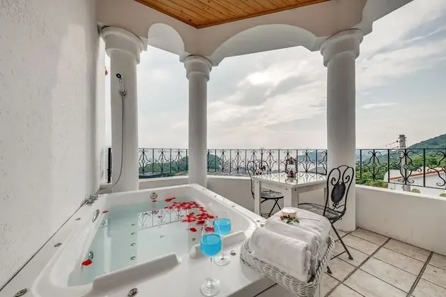 Oda, Jakuzi (Cypress /Spa in winter, contact hotel)