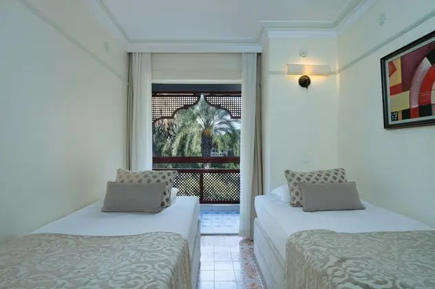 https://images.etstur.com/imgproxy/resize/2560x1440/files/images/hotelImages/etsrooms/79/Ali_Bey_Club___Park_20251001171006_2.jpg