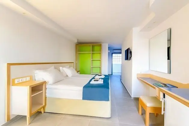 Tek Büyük Yataklı Oda (Side Sea View)
