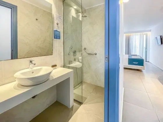 Tek Büyük Yataklı Oda (Side Sea View)