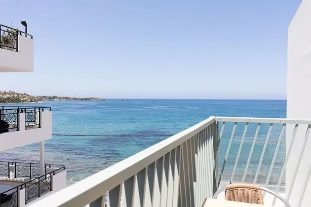Tek Büyük Yataklı Oda (Side Sea View)