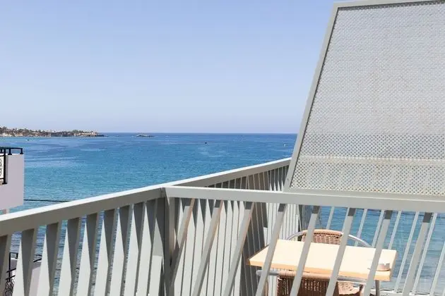 Tek Büyük Yataklı Oda (Side Sea View)